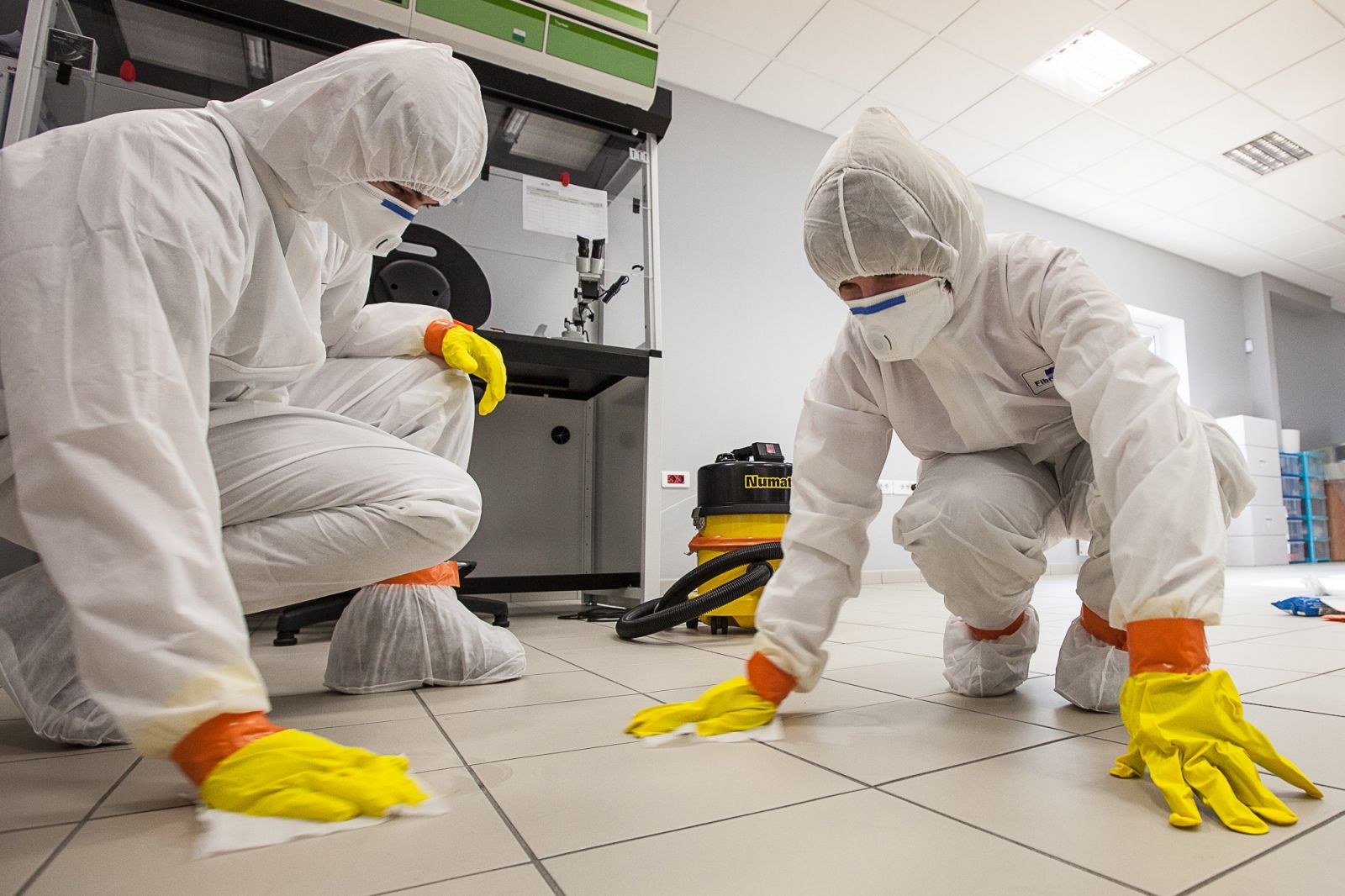 Diagnostiqueur amiante sur un chantier